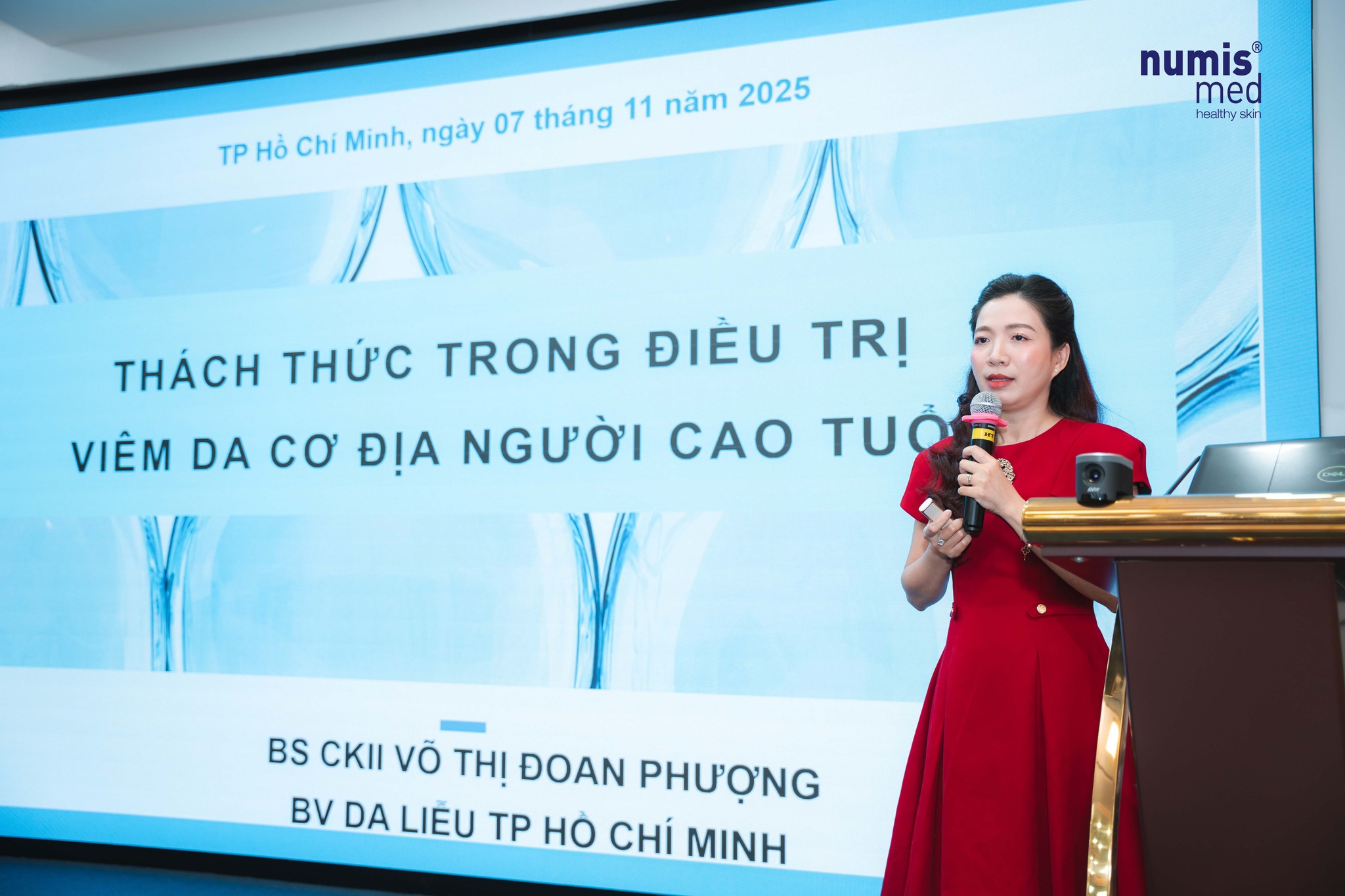 BS.CKII Võ Thị Đoan Phượng báo cáo chuyên đề "Thách thức trong điều trị viêm da cơ địa ở người cao tuổi"