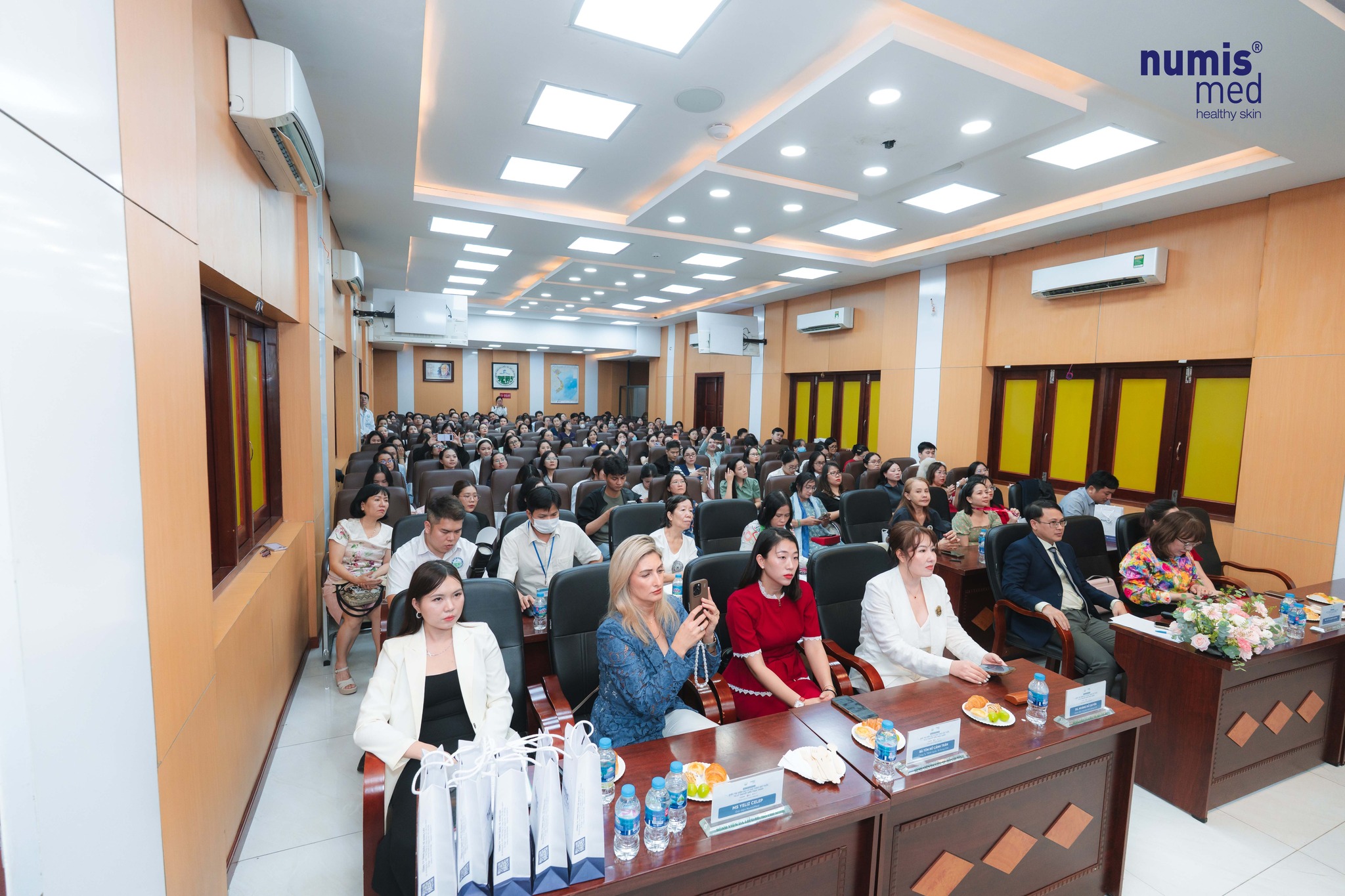 Hội thảo quy tụ sự tham dự của hơn 200 Quý Bác sĩ và Chuyên gia Da Liễu