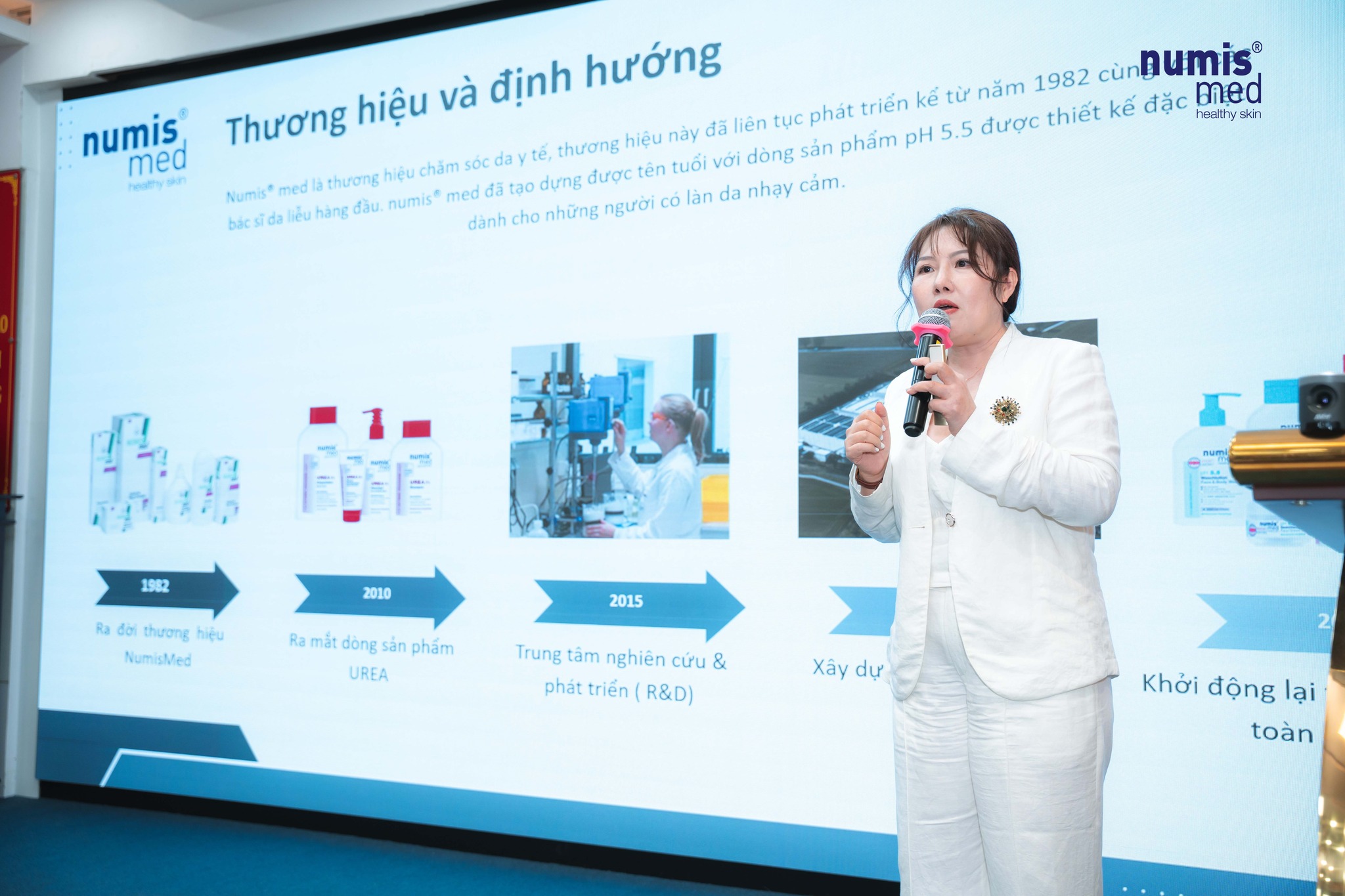 Dược sĩ Đỗ Quyên báo cáo chuyên đề "Ứng dụng phức hợp độc quyền Numis® care trong chăm sóc da nhạy cảm và viêm da cơ địa"