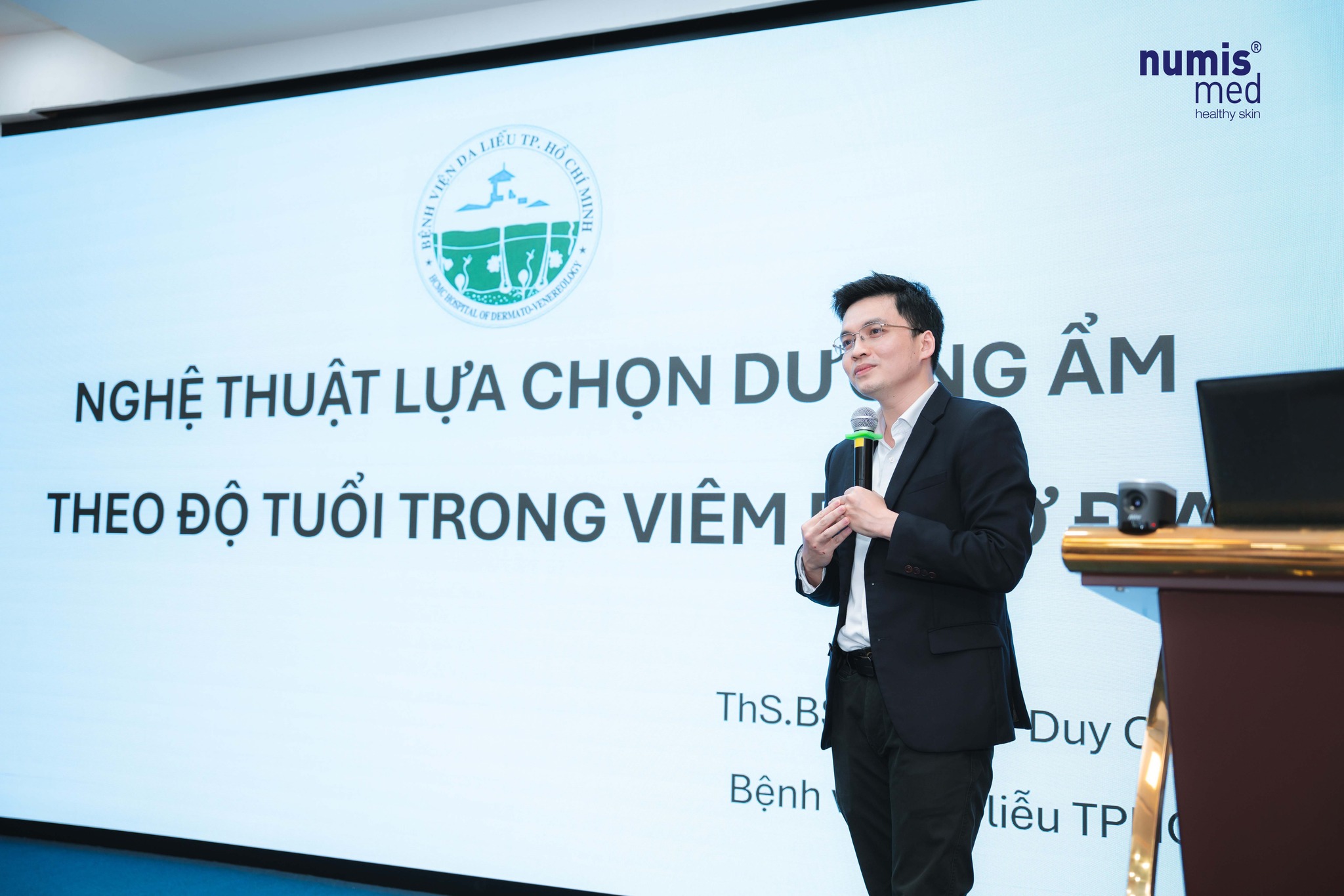 ThS.BSNT Nguyễn Duy Quân báo cáo chuyên đề "Nghệ thuật lựa chọn dưỡng ẩm theo độ tuổi trong viêm da cơ địa"