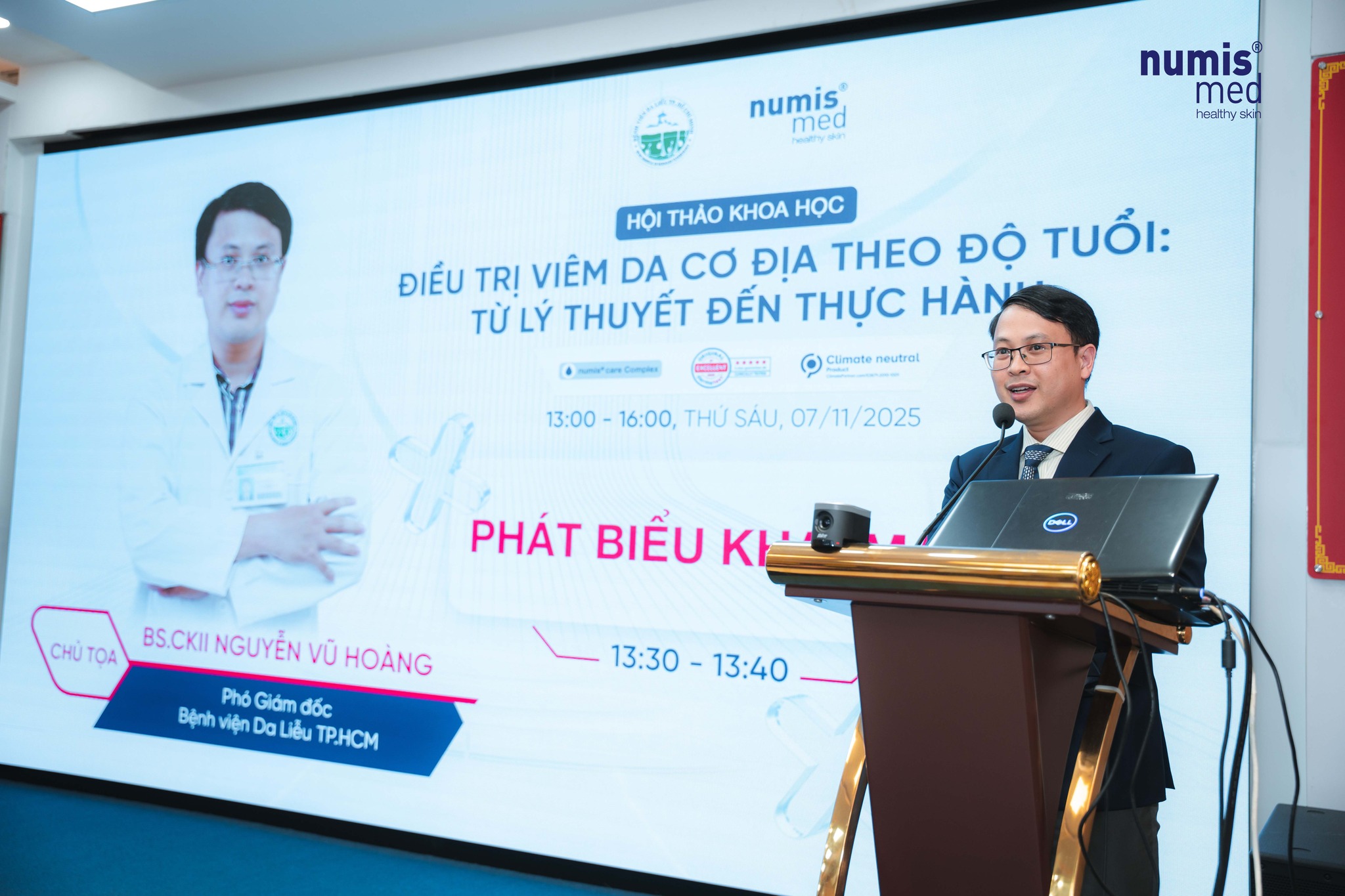 Chủ tọa - BS.CKII Nguyễn Vũ Hoàng – Phó Giám đốc Bệnh viện Da Liễu TP.HCM phát biểu mở đầu chương trình